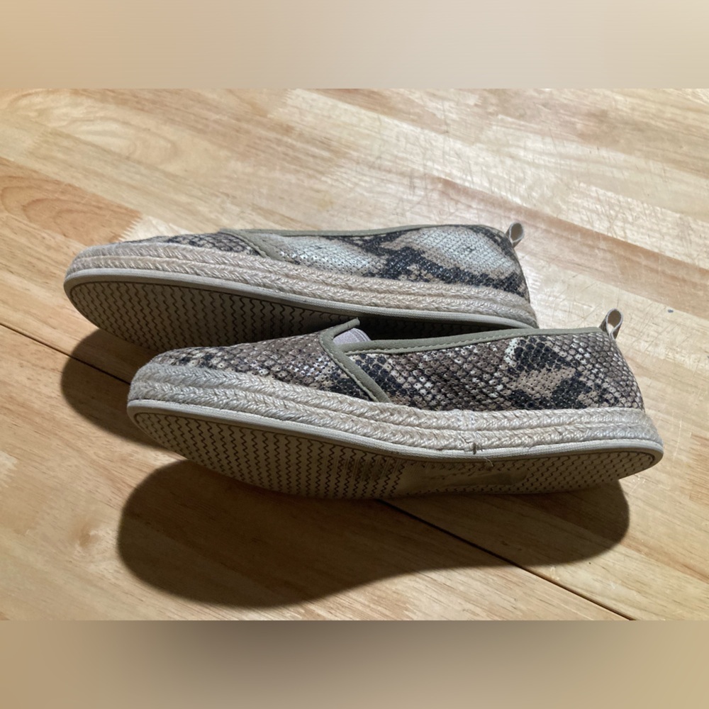 Clarks faux snake skin slip on shoes in size 7.5 M. EUC. Super adorable - Picture 8 of 11